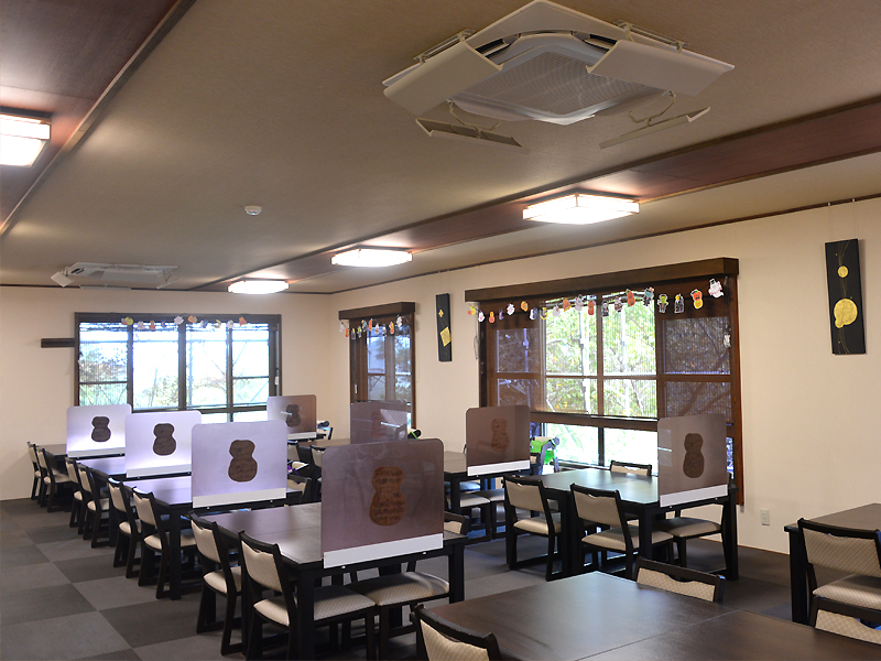朝食会場に天井埋め込み型空気清浄機能付きエアコンを導入